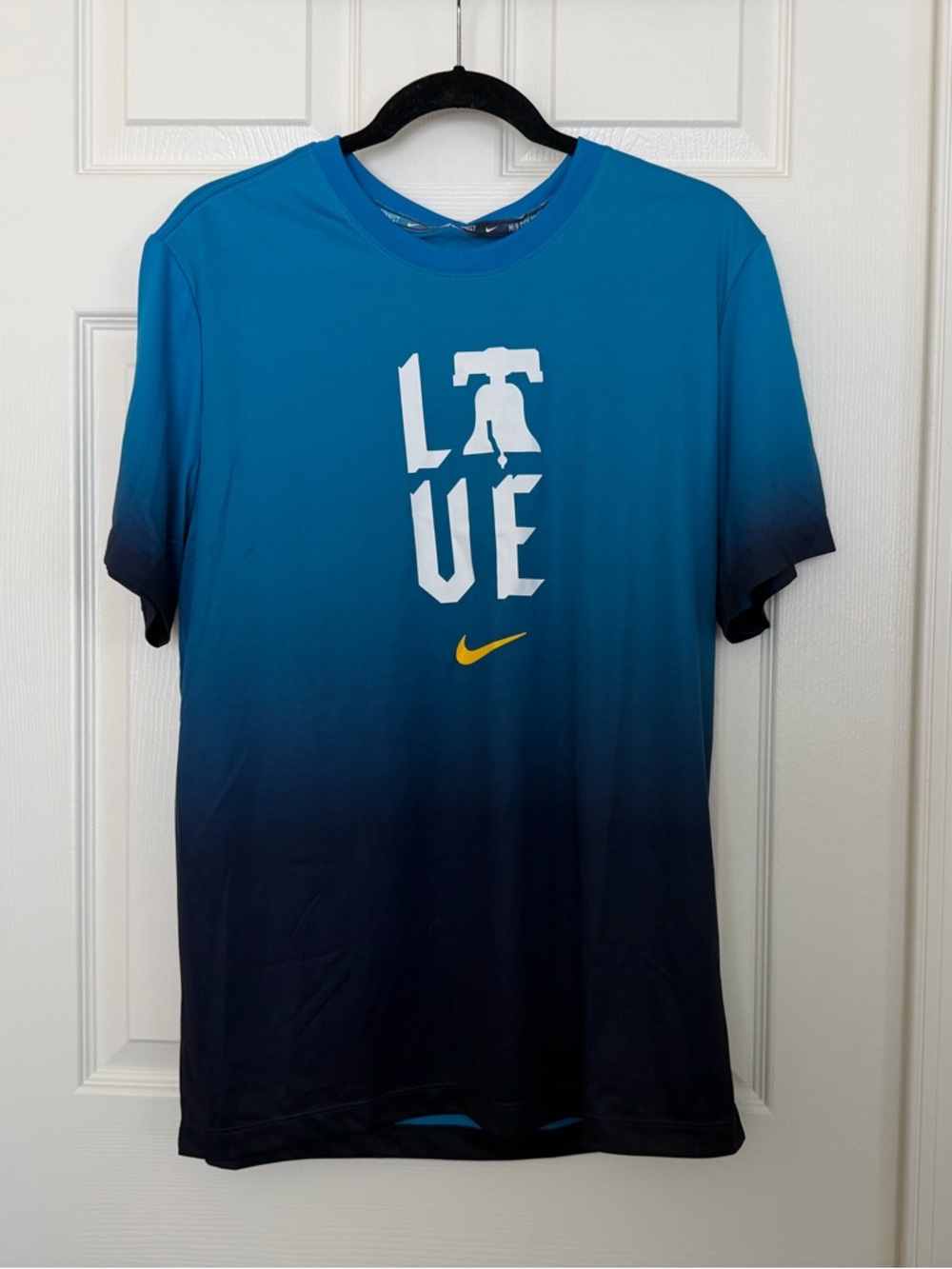 Nike MLB Philadelphia Phillies Gradient 'LOVE' Graphic Short Sleeve Tee